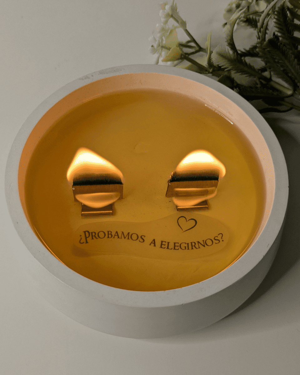 Vela aromática con mensaje oculto – “¿Probamos a elegirnos?”
