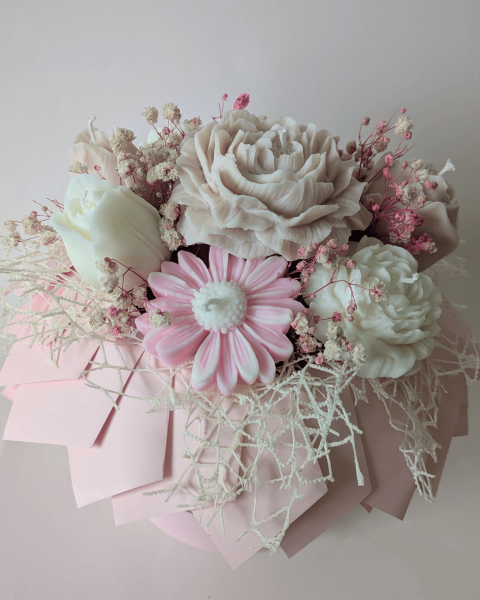 BOUQUET CAJA ROSA - FLORES BLANCAS, BEIGE Y ROSA