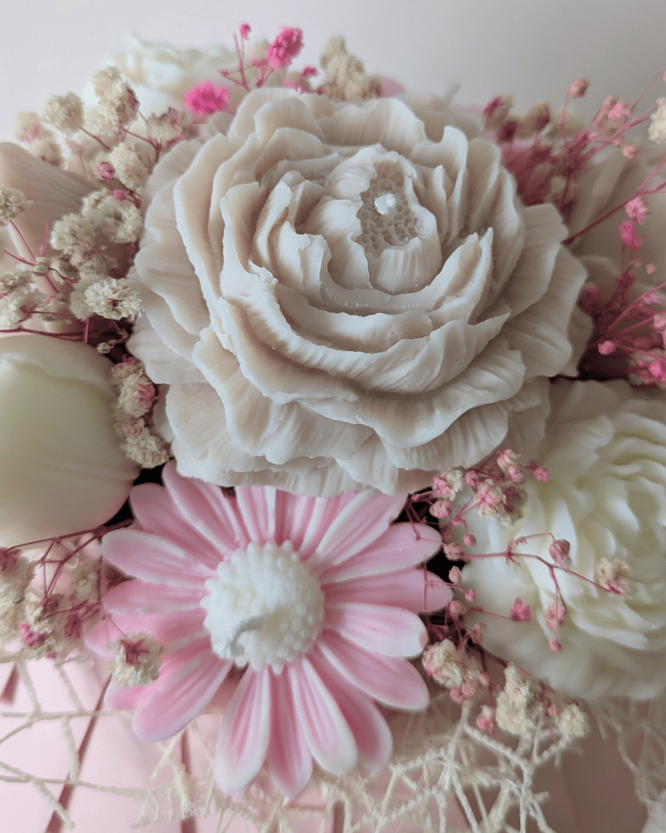 BOUQUET CAJA ROSA - FLORES BLANCAS, BEIGE Y ROSA