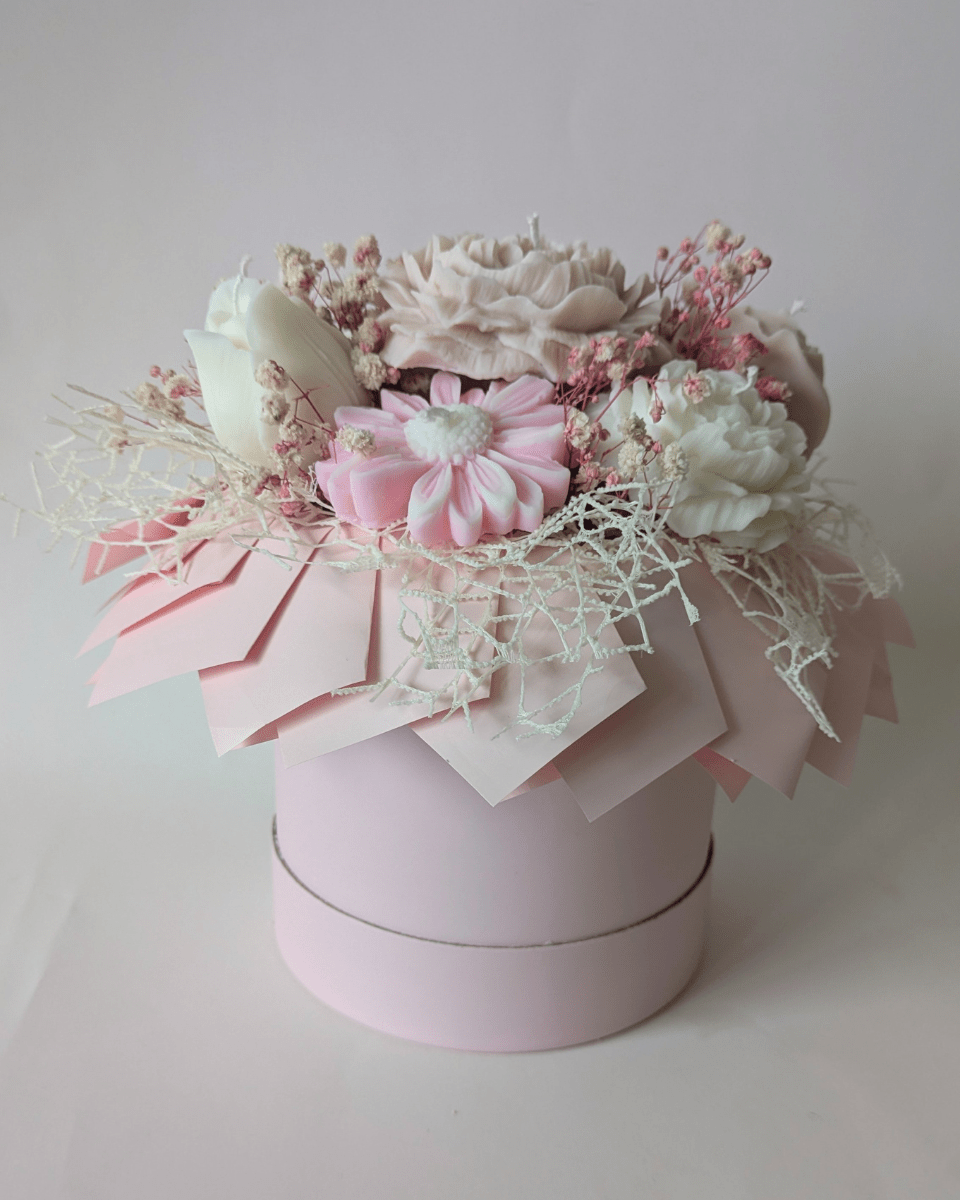 BOUQUET CAJA ROSA - FLORES BLANCAS, BEIGE Y ROSA