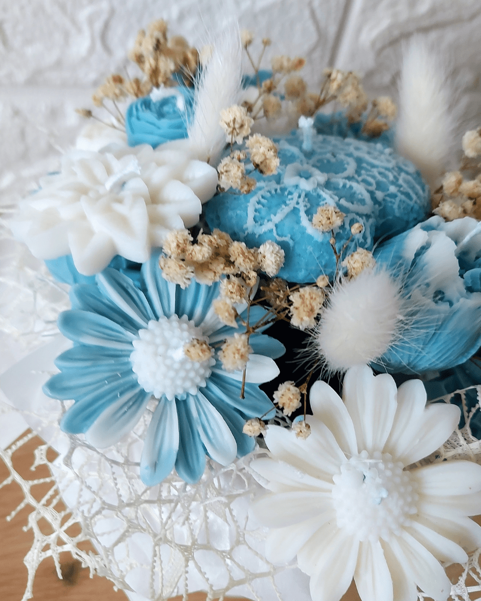 Bouquets Caja Blanca- Flores azules y blancas