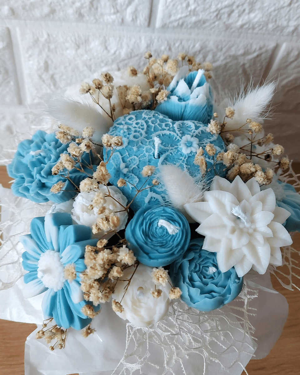 Bouquets Caja Blanca- Flores azules y blancas