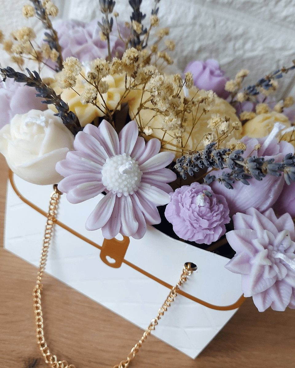 BOUQUET BOLSO BLANCO - FLORES BLANCAS,AMARILLAS Y LILA