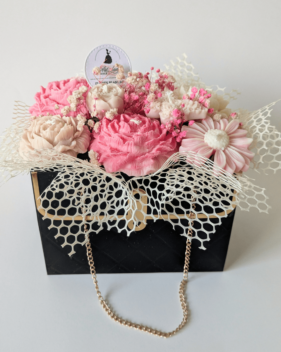 BOUQUET BOLSO NEGRO - FLORES BEIGE Y GROSELLA