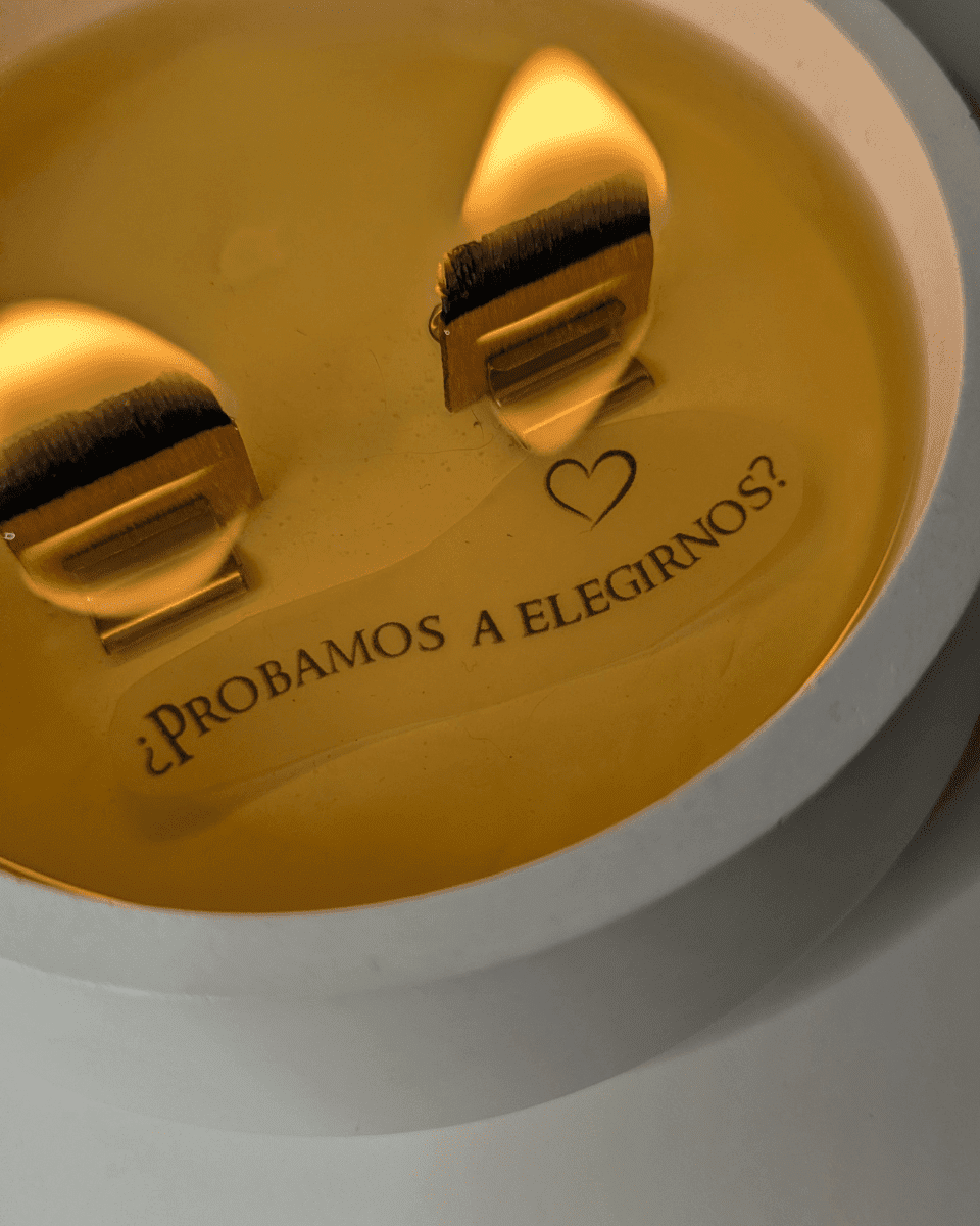 Vela aromática con mensaje oculto – “¿Probamos a elegirnos?”