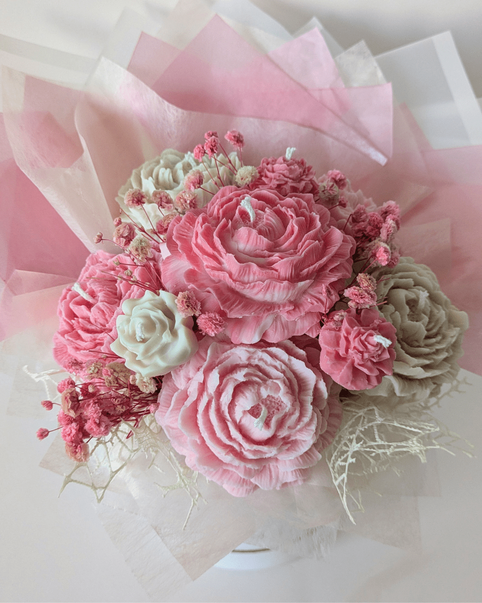 BOUQUET CAJA BLANCA - FLORES BEIGE Y GROSELLA