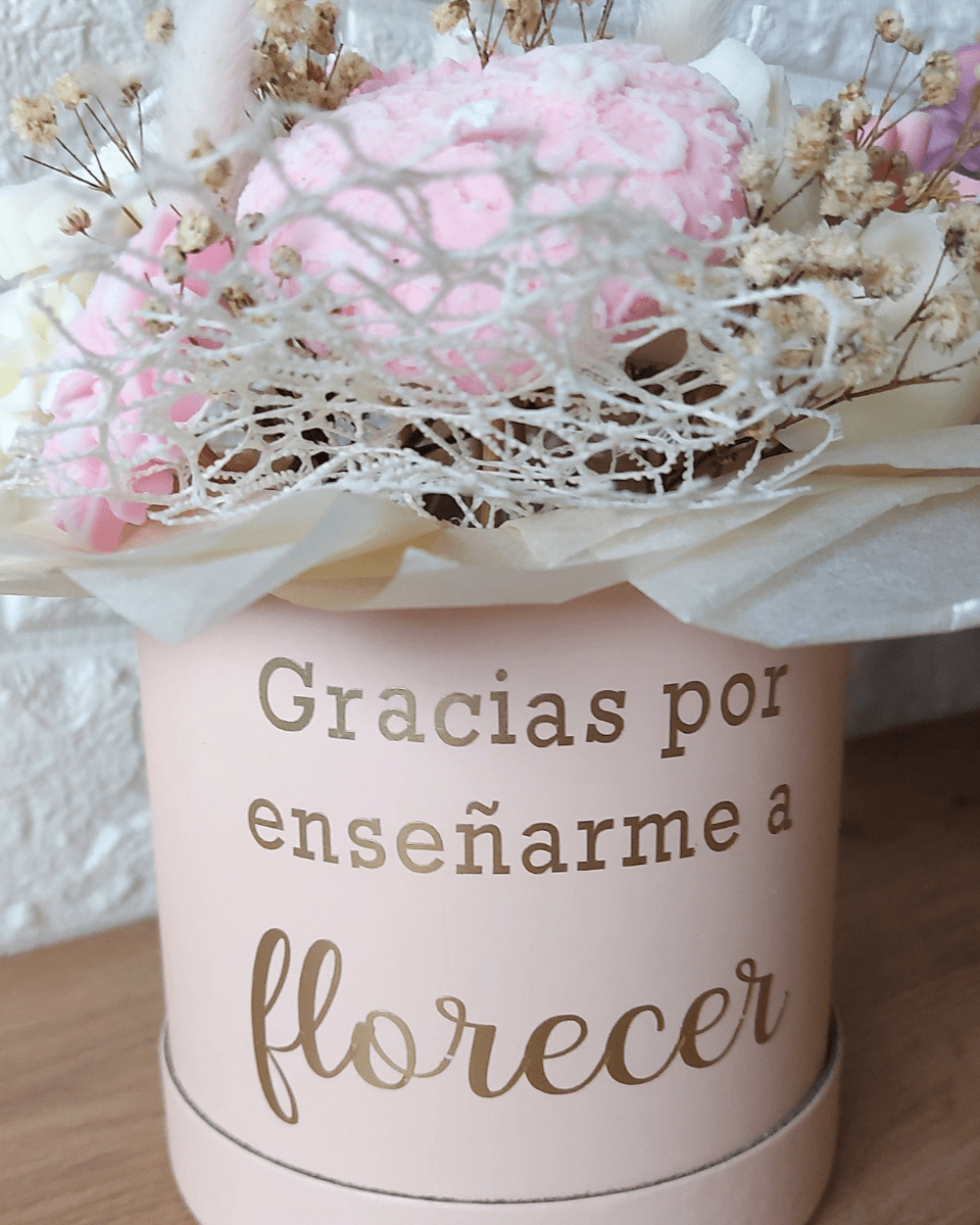 Bouquet Caja Rosa- Flores blancas y rosas