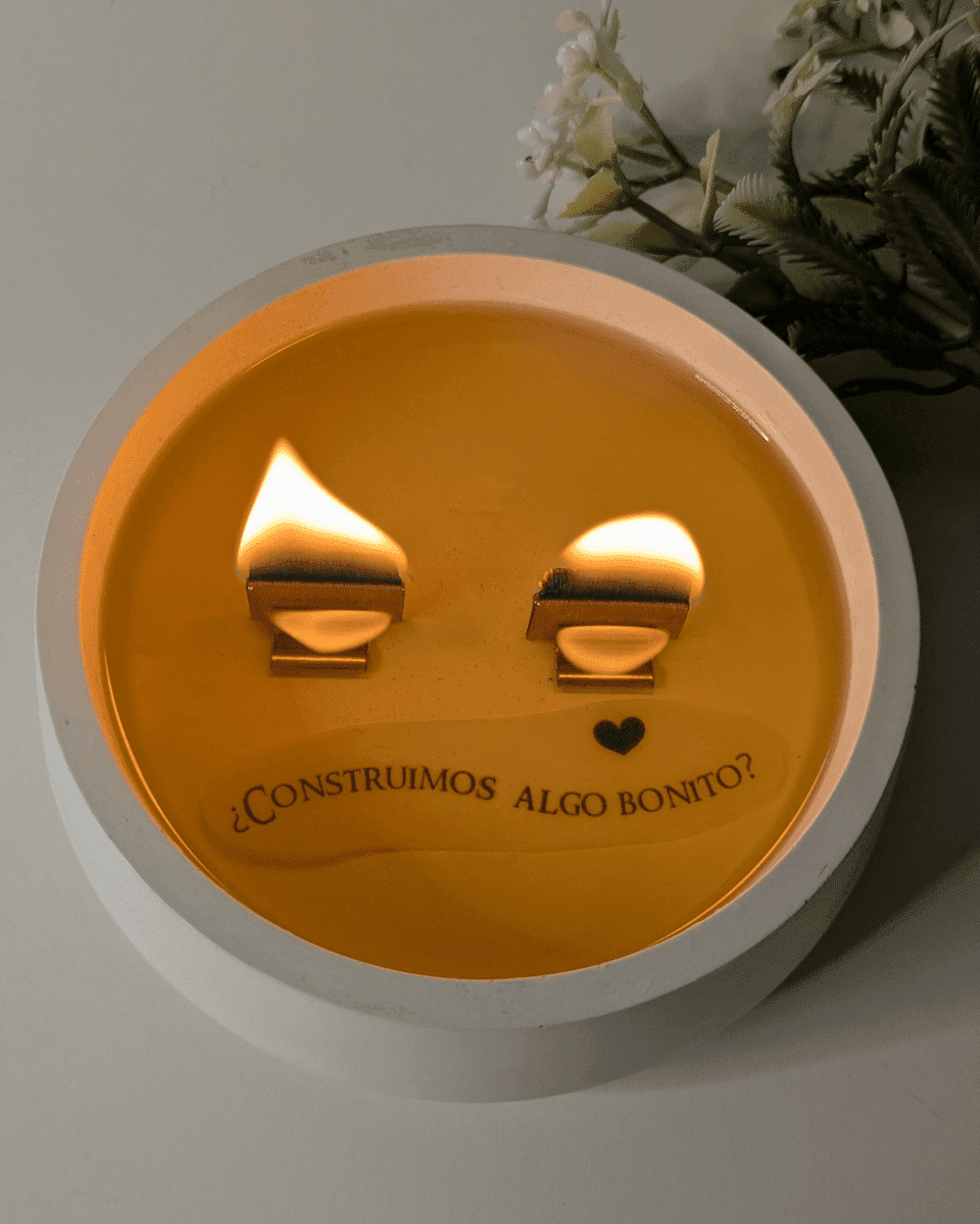 Vela aromática con mensaje oculto – “¿Construimos algo bonito?”