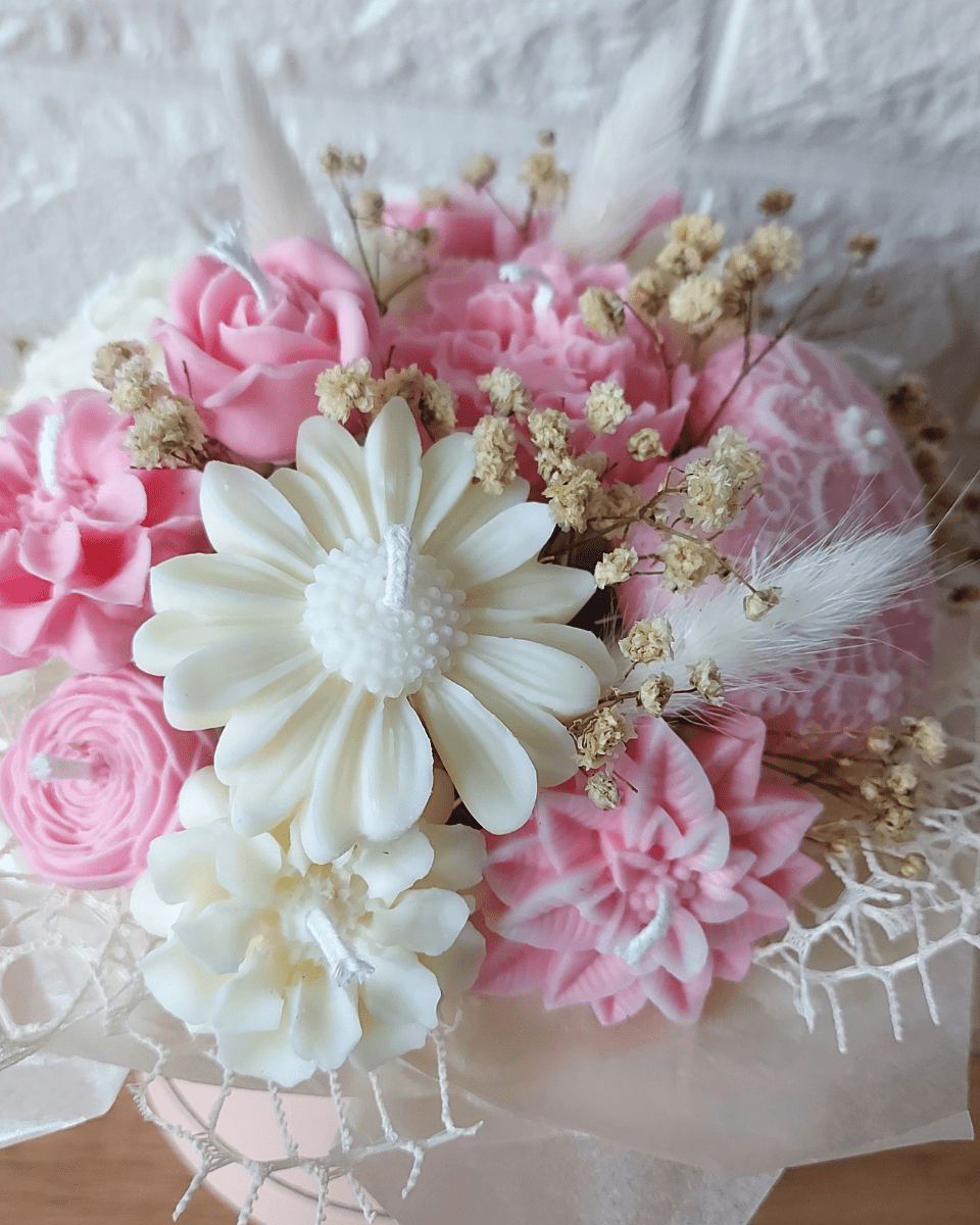 Bouquet Caja Rosa- Flores blancas y rosas