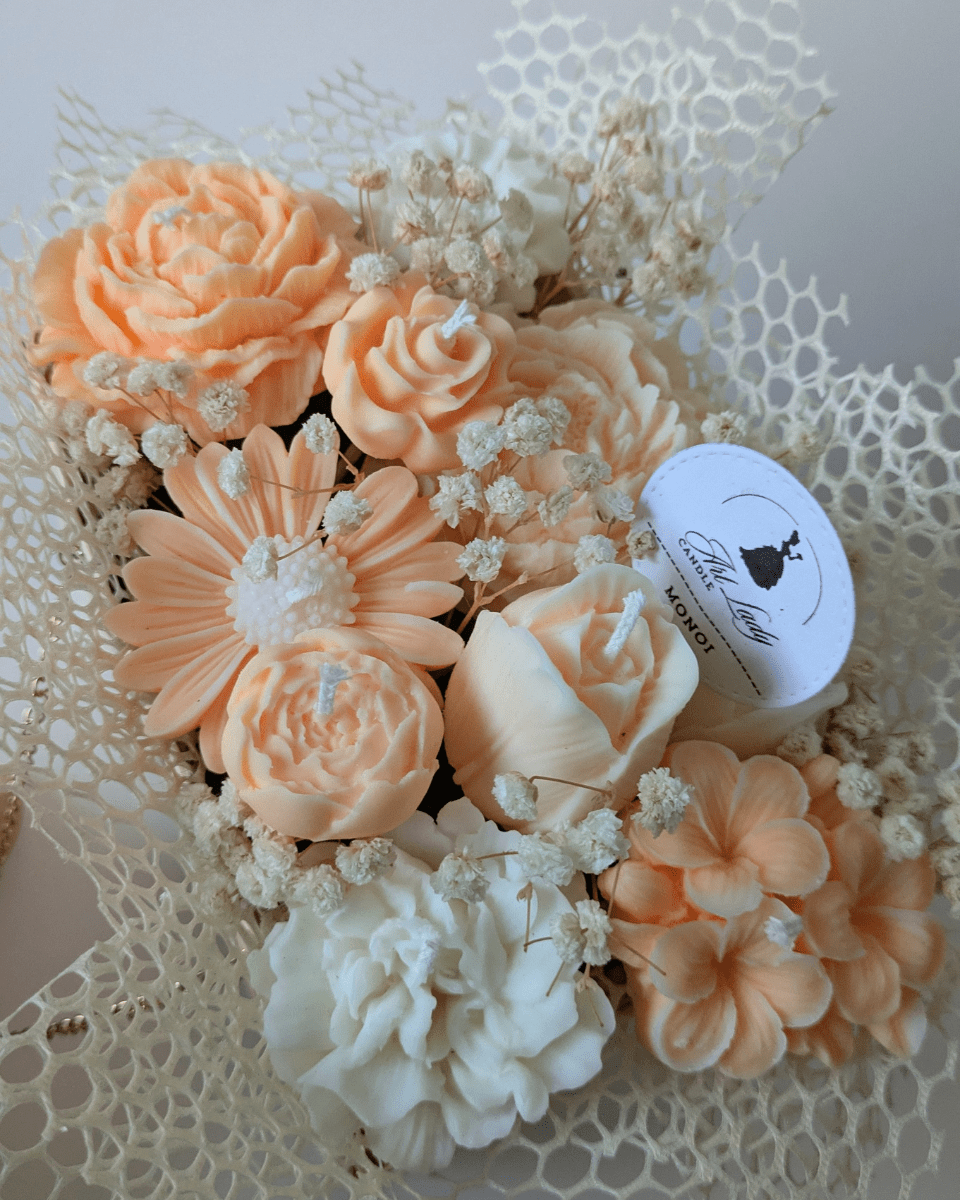 BOUQUET BOLSO SALMÓN - FLORES BLANCAS Y NARANJAS