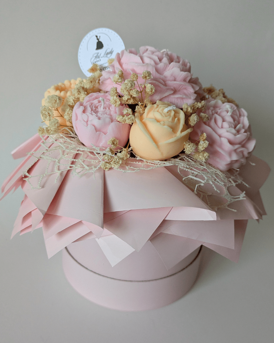 BOUQUET CAJA ROSA - FLORES ROSAS Y NARANJA