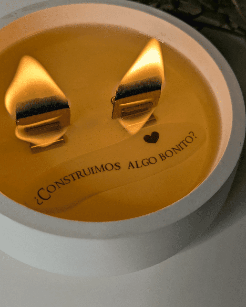 Vela aromática con mensaje oculto – “¿Construimos algo bonito?”