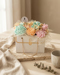 BOUQUET BOLSO BLANCO - FLORES VERDES,ROSAS Y NARANJAS