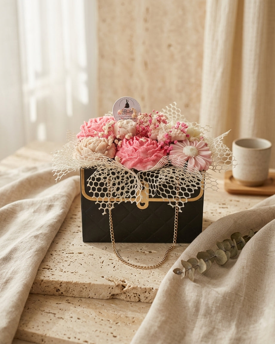 BOUQUET BOLSO NEGRO - FLORES BEIGE Y GROSELLA