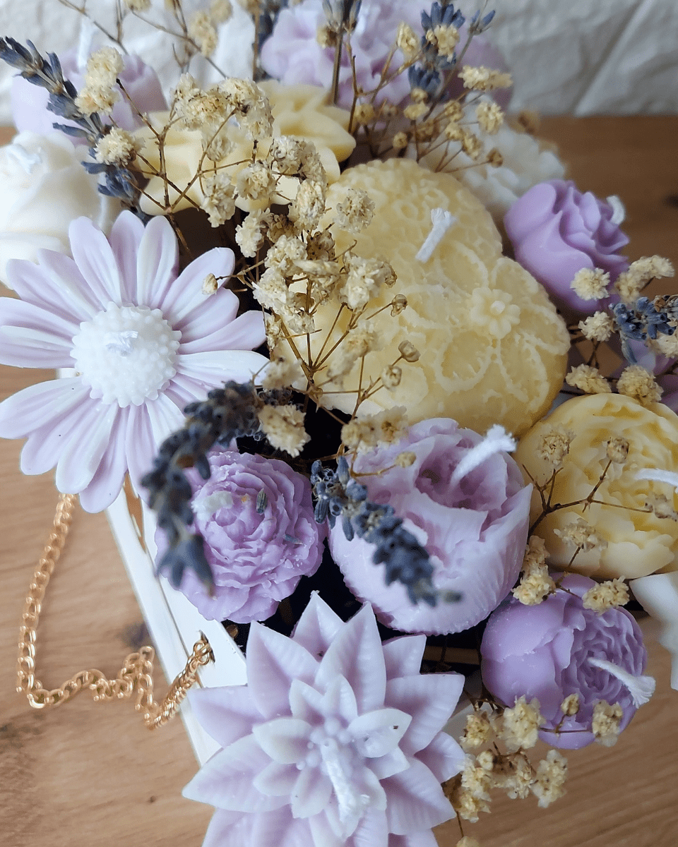 BOUQUET BOLSO BLANCO - FLORES BLANCAS,AMARILLAS Y LILA
