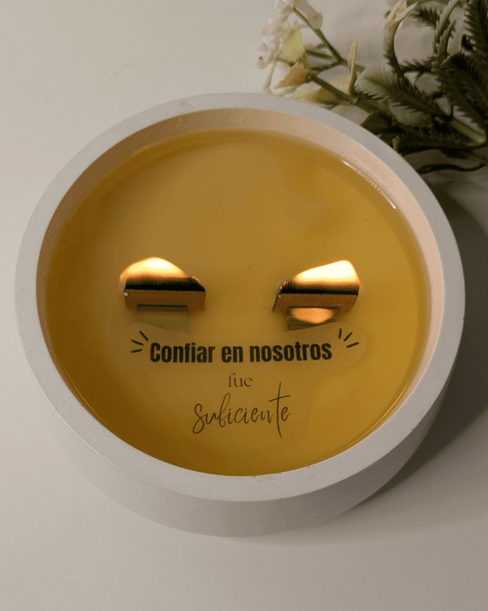 Vela aromática con mensaje oculto – “Confiar en nosotros fue suficiente”