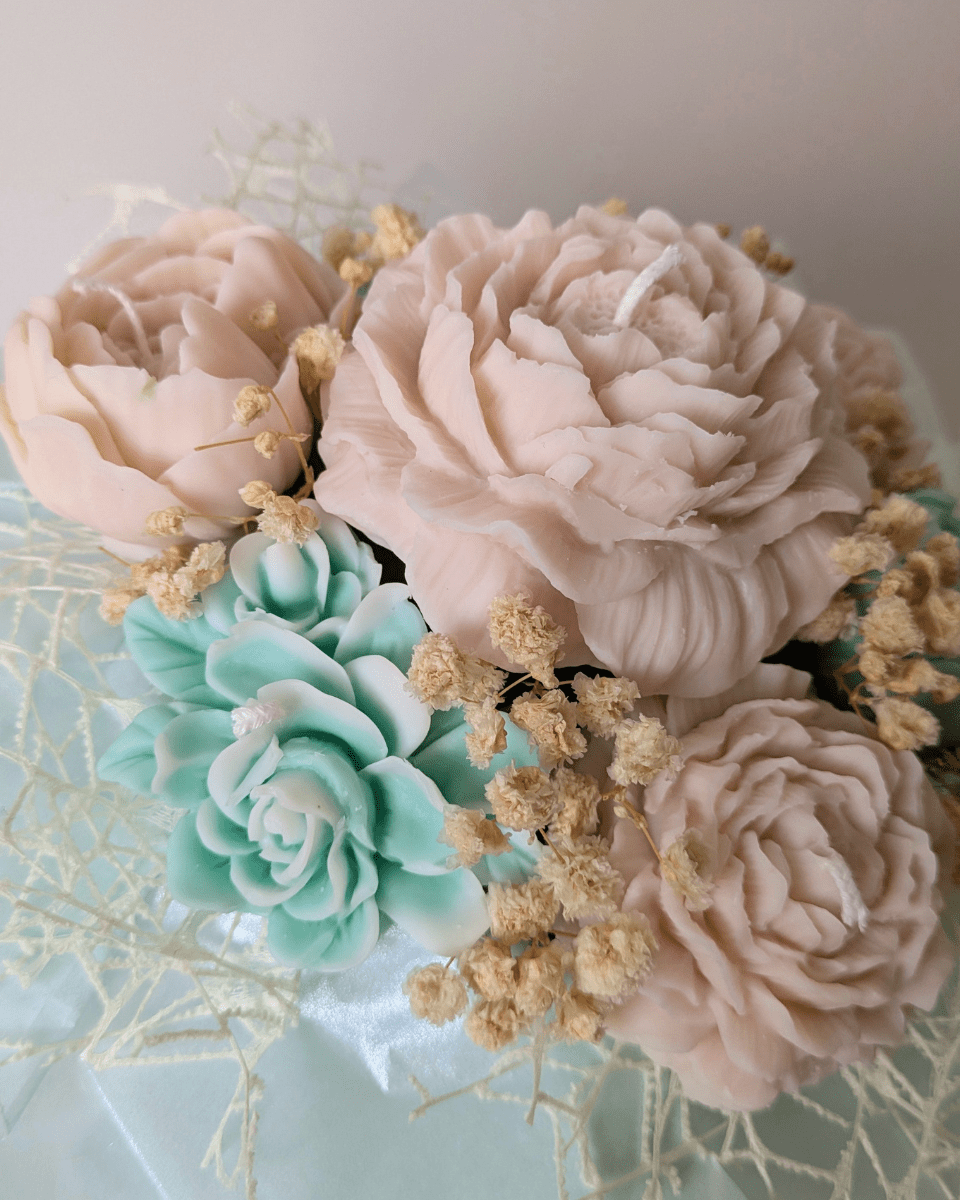 BOUQUET CAJA BLANCA - FLORES BEIGE Y MENTA