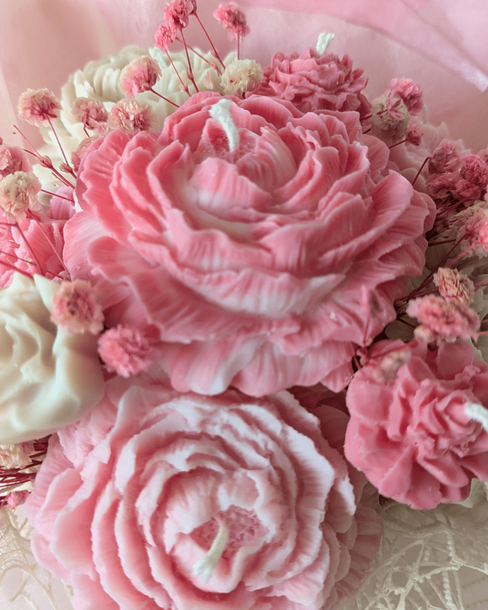 BOUQUET CAJA BLANCA - FLORES BEIGE Y GROSELLA