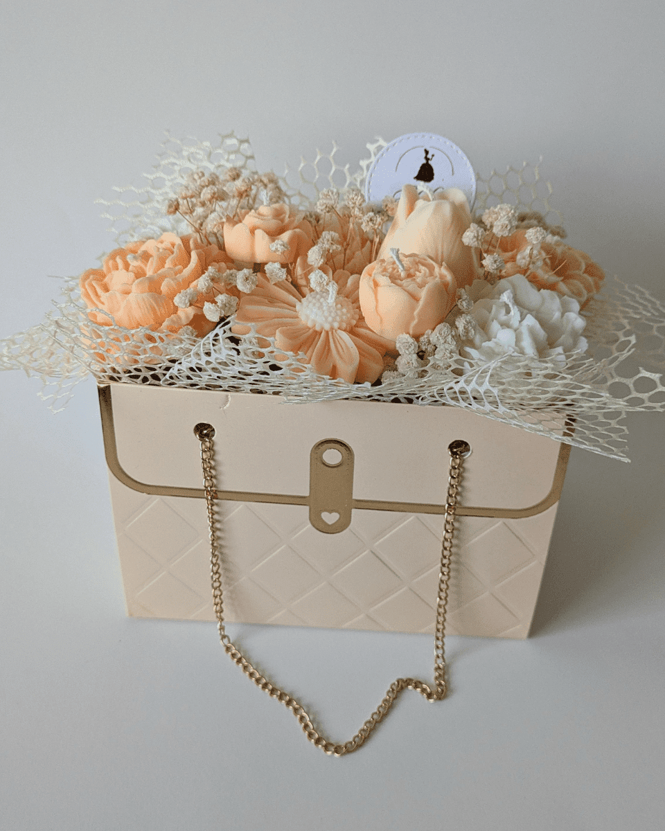 BOUQUET BOLSO SALMÓN - FLORES BLANCAS Y NARANJAS