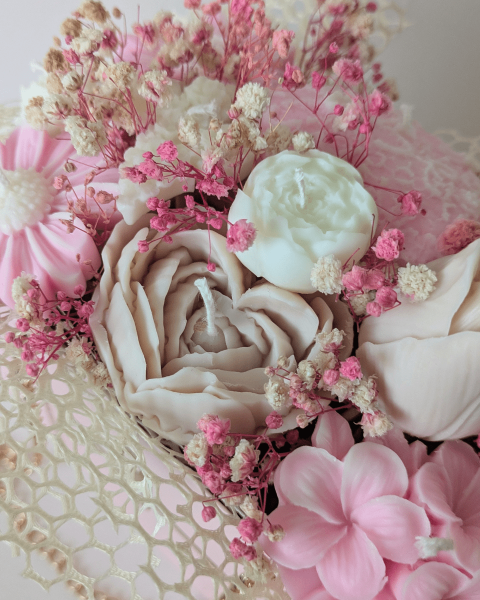 BOUQUET BOLSO ROSA - FLORES BLANCAS,BEIGE Y ROSA
