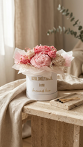 BOUQUET CAJA BLANCA - FLORES BEIGE Y GROSELLA