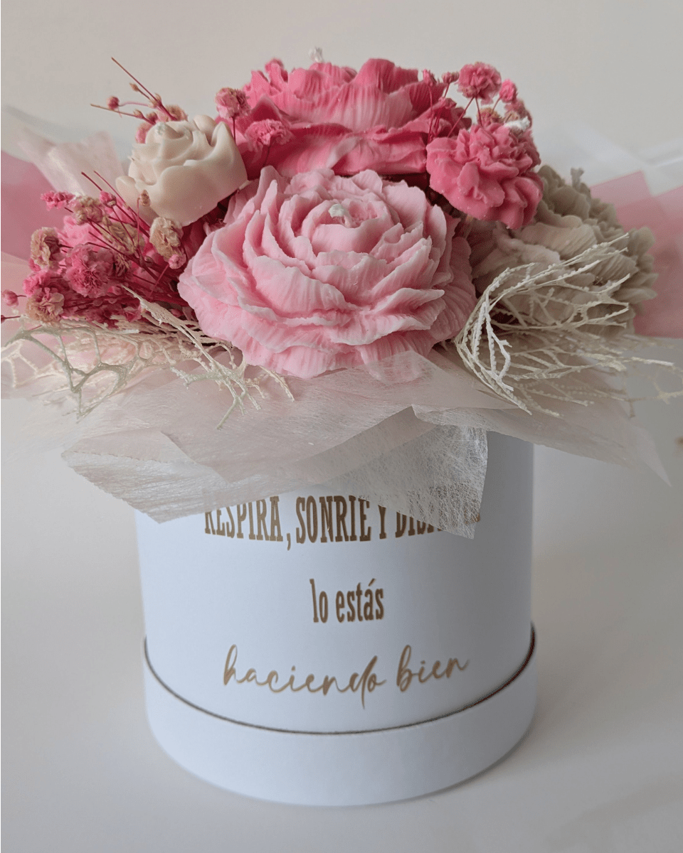 BOUQUET CAJA BLANCA - FLORES BEIGE Y GROSELLA