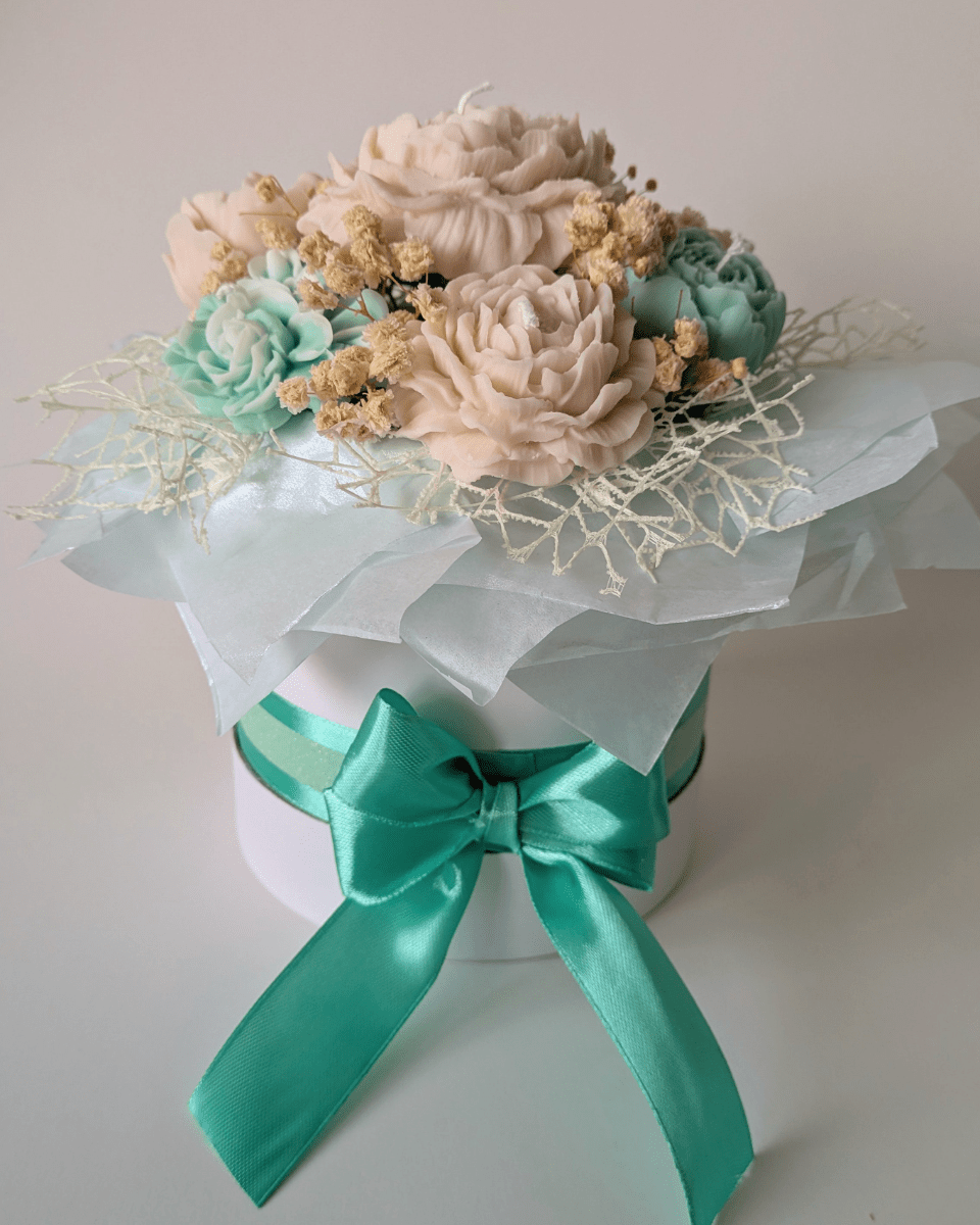 BOUQUET CAJA BLANCA - FLORES BEIGE Y MENTA