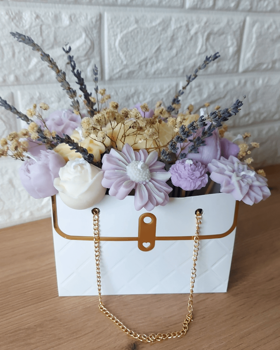 BOUQUET BOLSO BLANCO - FLORES BLANCAS,AMARILLAS Y LILA