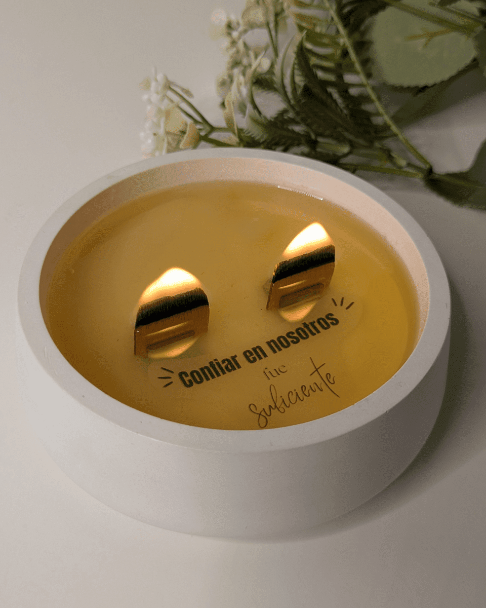 Vela aromática con mensaje oculto – “Confiar en nosotros fue suficiente”